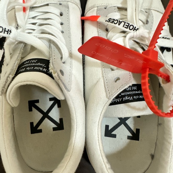 Pre owned like new OFF-WHITE Low Vulcanized Sneakers with dust bag. - Picture 8 of 10